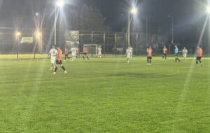 ФК Раковски разгроми ФК Крумово с 7:0 в първи кръг за Купата на АФЛ ФК Раковски постигна убедителна победа с 7:0 над ФК Крумово в мач от първия кръг на турнира за Купата на Аматьорската футболна лига (АФЛ). Двубоят се проведе на отлично подготвения терен на домакините, а тимът на Раковски заслужено се поздрави с категоричен успех. Стефан Рабаджийски откри резултата, а Петър Атанасов увеличи преднината до 2:0. Доминик Дюлгерски вкара два гола и така на почивката резултатът беше 0:4. След подновяването на играта в игра влязоха младите надежди Боби Йовчев, Иван Дзанев и Георги Патазов. Малко след началото на второто полувреме Иван Дзанев покачи на 0:5. По-късно на терена се появиха и Стефан Петков и Мартин Телбийски. Точно Мартин Телбийски направи резултата 6:0, а крайното 7:0 се подпечатa от Стефан Петков.