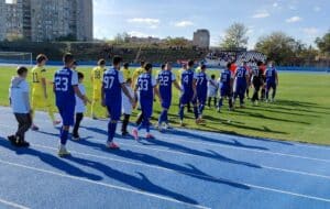 ФК Ямбол загуби домакинството си на Крумовград с 2:3 ФК Ямбол отстъпи на лидера Крумовград с 2:3 в мач от 12-ия кръг на Югоизточната Трета лига. Домакините поведоха два пъти още през първото полувреме, но гостите успяха да се върнат в срещата и да запишат нов успех. На почивката резултатът беше 2:2 след попадения на капитана Иван Тошев и Георги Чолаков за Ямбол. Тошев откри в 21-ата минута с перфектно изпълнен пряк свободен удар от дъгата на наказателното поле. Крумовград изравни, но малко след това Чолаков отново изведе Ямбол напред. В последната минута на първото полувреме опитният Димитър Пиргов възстанови равенството за гостите от Крумовград, което така и остана при почивката. През второто полувреме и двата тима създадоха множество положения, но решението падна в самия край на срещата — Кристиян Тодоров се разписа за крайното 3:2 в полза на Крумовград.