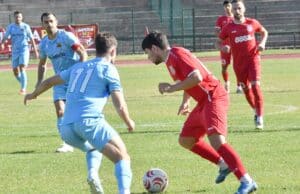 ОФК Хасково направи 2:2 с Марица (Милево) в 12‑ия кръг ОФК Хасково завърши наравно 2:2 като домакин на Марица (Милево) в двубой от 12‑ия кръг на Югоизточната Трета лига. „Червените“ бяха без четирима от основните си футболисти. Заради наказания не играха Калоян Делчев и Васил Василев. Дамян Чаушев и Калоян Делчев също не бяха на разположение на треньора Живко Желев, а Тейнур Марем не започна като титуляр заради физически проблем. Гостите поведоха в 21‑вата минута чрез Мартин Здравчев, но в 42‑рата Християн Василев изравни и така двата тима се оттеглиха на почивка при 1:1. През втората част сценарият се повтори — Христо Стоянов изведе Марица напред в 68‑ата минута, а в 85‑ата Керимджан Игнатов си осигури точката за ОФК Хасково с изравняващ гол. В следващия кръг Хасково гостува на лидера Крумовград. Срещата от 13‑ия кръг е в събота, 31 октомври, от 14:30 часа.