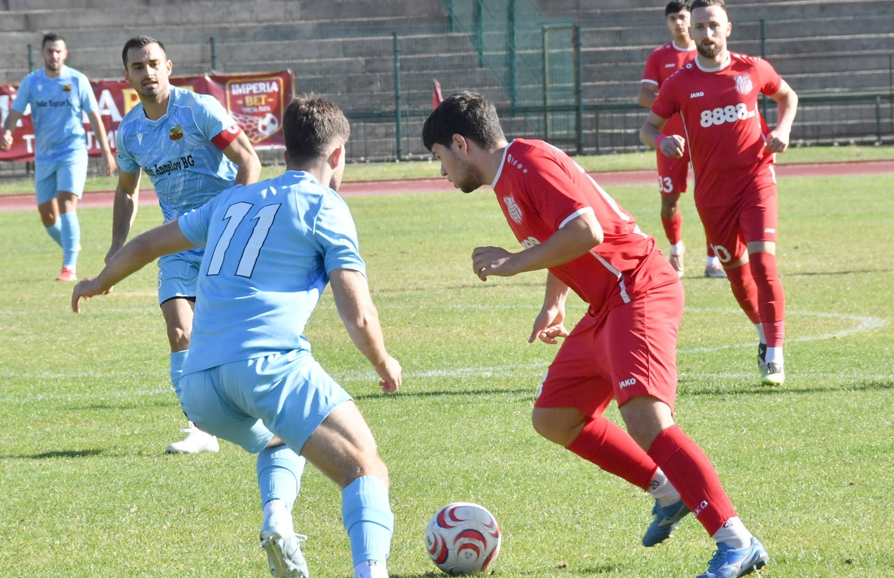 ОФК Хасково направи 2:2 с Марица (Милево) в 12‑ия кръг ОФК Хасково завърши наравно 2:2 като домакин на Марица (Милево) в двубой от 12‑ия кръг на Югоизточната Трета лига. „Червените“ бяха без четирима от основните си футболисти. Заради наказания не играха Калоян Делчев и Васил Василев. Дамян Чаушев и Калоян Делчев също не бяха на разположение на треньора Живко Желев, а Тейнур Марем не започна като титуляр заради физически проблем. Гостите поведоха в 21‑вата минута чрез Мартин Здравчев, но в 42‑рата Християн Василев изравни и така двата тима се оттеглиха на почивка при 1:1. През втората част сценарият се повтори — Христо Стоянов изведе Марица напред в 68‑ата минута, а в 85‑ата Керимджан Игнатов си осигури точката за ОФК Хасково с изравняващ гол. В следващия кръг Хасково гостува на лидера Крумовград. Срещата от 13‑ия кръг е в събота, 31 октомври, от 14:30 часа.