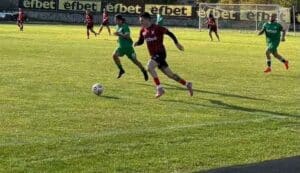 Родопа победи Атлетик (Куклен) с 1:0 в Смолян Атлетик (Куклен) загуби с 0:1 при гостуването си на Родопа в Смолян в среща от 13-ия кръг на Югоизточната Трета лига. Двубоят бе равностоен и на почивката резултатът бе 0:0. В 12-ата минута домакините имаха първата сериозна възможност. След добра асистенция на Даниел Камбошев, Михаел Кисьов остана сам срещу вратаря на гостите, но стражът Диян Вълков спаси удара и предотврати гол. В 31-ата минута Кисьов отново бе близо до попадение — далечният му шут срещна напречната греда. Родопа реши мача в края, когато три минути преди последния съдийски сигнал Михаел Кисьов реализира победното попадение.