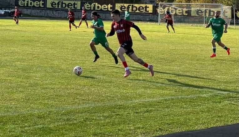 Родопа победи Атлетик (Куклен) с 1:0 в Смолян Атлетик (Куклен) загуби с 0:1 при гостуването си на Родопа в Смолян в среща от 13-ия кръг на Югоизточната Трета лига. Двубоят бе равностоен и на почивката резултатът бе 0:0. В 12-ата минута домакините имаха първата сериозна възможност. След добра асистенция на Даниел Камбошев, Михаел Кисьов остана сам срещу вратаря на гостите, но стражът Диян Вълков спаси удара и предотврати гол. В 31-ата минута Кисьов отново бе близо до попадение — далечният му шут срещна напречната греда. Родопа реши мача в края, когато три минути преди последния съдийски сигнал Михаел Кисьов реализира победното попадение.