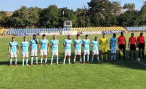ФК Созопол загуби с 1:2 при визитата си на Гигант (Съединение) ФК Созопол отстъпи с 1:2 като гост на Гигант (Съединение) в мач от 13-ия кръг на Югоизточната Трета лига. Гостите от Созопол показаха силна игра, но напуснаха терена с незаслужена загуба, след като в 85-ата минута бе отсъдена спорна дузпа, довела до решаващия гол. В първото полувреме домакините поведоха чрез Мусай, но Пол Джуниор Нгатта изравни в 43-ата минута. През втората част Созопол имаше шанс да поведе, но гредата спря попадение, а в 85-ата минута реферът отсъди странна дузпа за Гигант, която Християн Казаков реализира за крайното 2:1.