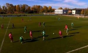 ФК Банско спечели с 1:0 при визитата си на дубъла на Септември ФК Банско се наложи с 1:0 като гост над дублиращия отбор на Септември (София) в среща от 13-ия кръг на Югозападната Трета лига. Единственото попадение отново бе дело на Георги Фикийн, а това бе четвърта поредна победа за банскалии. След този успех тимът събра 25 точки и запази временното трето място в класирането, на три зад втория Оборище (Панагюрище), но с мач по-малко. ФК Банско поведе още в 5-ата минута. След изпълнение на корнер вездесъщият Георги Фикийн показа класа, засече топката с глава на първата греда и преодоля вратаря на домакините. До края на първата част мачът остана с високо темпо, но без сериозни ситуация за гол. През втората част играта затихна, но гостите държаха инициативата и запазиха своята преднина до края. В сряда (28 октомври) в междинния 14-и кръг Банско приема Сливнишки герой от 14:00 часа.