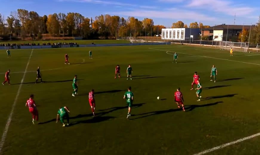 ФК Банско спечели с 1:0 при визитата си на дубъла на Септември ФК Банско се наложи с 1:0 като гост над дублиращия отбор на Септември (София) в среща от 13-ия кръг на Югозападната Трета лига. Единственото попадение отново бе дело на Георги Фикийн, а това бе четвърта поредна победа за банскалии. След този успех тимът събра 25 точки и запази временното трето място в класирането, на три зад втория Оборище (Панагюрище), но с мач по-малко. ФК Банско поведе още в 5-ата минута. След изпълнение на корнер вездесъщият Георги Фикийн показа класа, засече топката с глава на първата греда и преодоля вратаря на домакините. До края на първата част мачът остана с високо темпо, но без сериозни ситуация за гол. През втората част играта затихна, но гостите държаха инициативата и запазиха своята преднина до края. В сряда (28 октомври) в междинния 14-и кръг Банско приема Сливнишки герой от 14:00 часа.