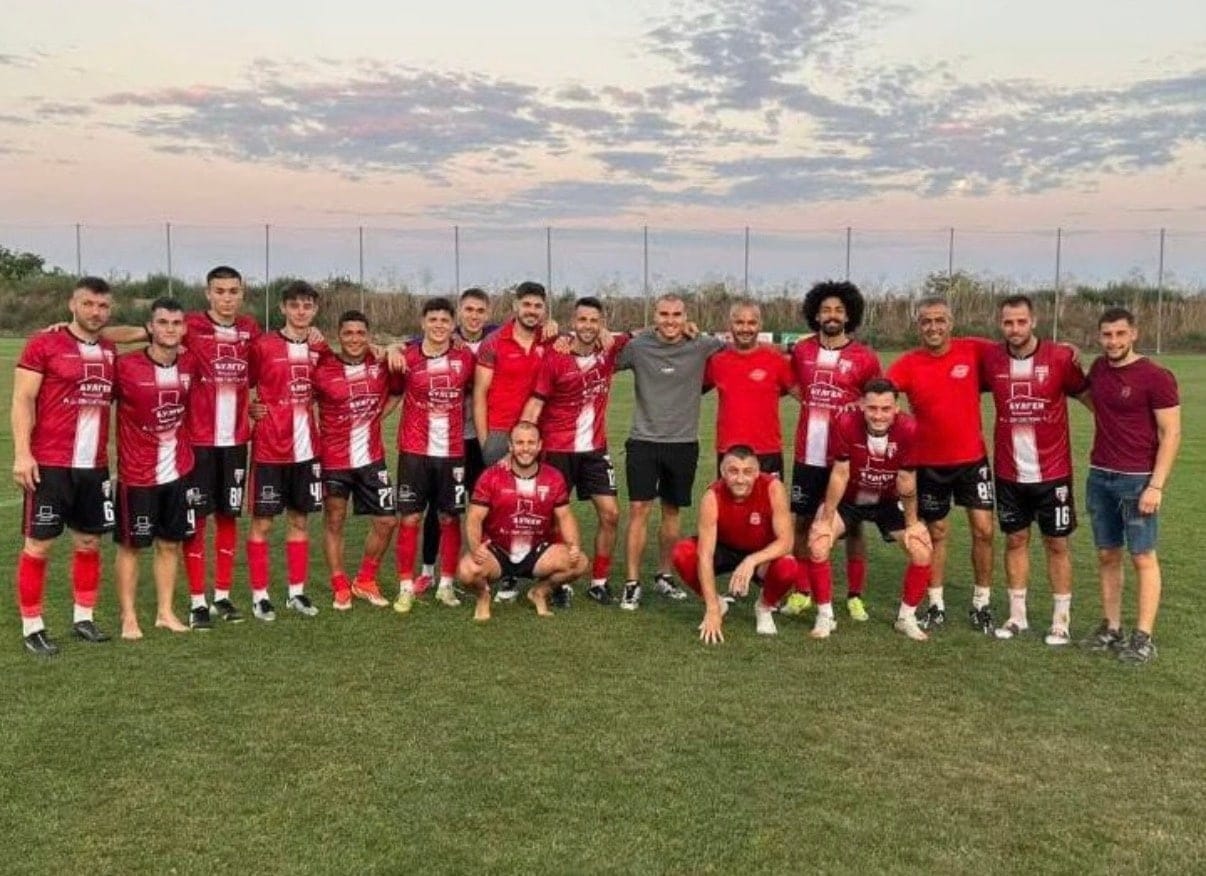 ФК Рилци (Добрич) загуби с 0:2 при визитата си на Олимпик (Варна) ФК Рилци (Добрич) отстъпи с 0:2 при гостуването си на Олимпик (Варна) в мач от 11-ия кръг на Североизточната Трета лига. Добричкият тим имаше две отлични възможности да поведе — в 12-ата и в 25-ата минута, но пропуските бяха наказани от домакините малко преди края на първата част. Само две минути след началото на втората част Олимпик реализира и втори гол, който пречупи Рилци и тимът не успя да се върне в срещата. В следващия кръг Рилци ще приеме Ботев (Нови пазар). Мачът е в събота, 31 октомври, от 14:00 часа.
