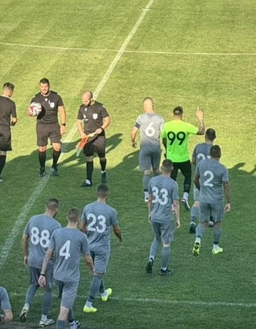 "Загорец" започна уверено и поведе още в 10-ата минута. Мариян Тонев се възползва от добро подаване отляво и, останал непокрит в наказателното поле, прати топката във вратата за 0:1. В 44-ата минута Димитър Пиргов засече центриране на Станислав Маламов след изпълнение на корнер и възстанови равенството. Вратарят на гостите - Димитър Митев, се намеси решително при последователни атаки на домакините и със серия от добри спасявания запази равния резултат. Димо Бакалов реализира за 2:1.