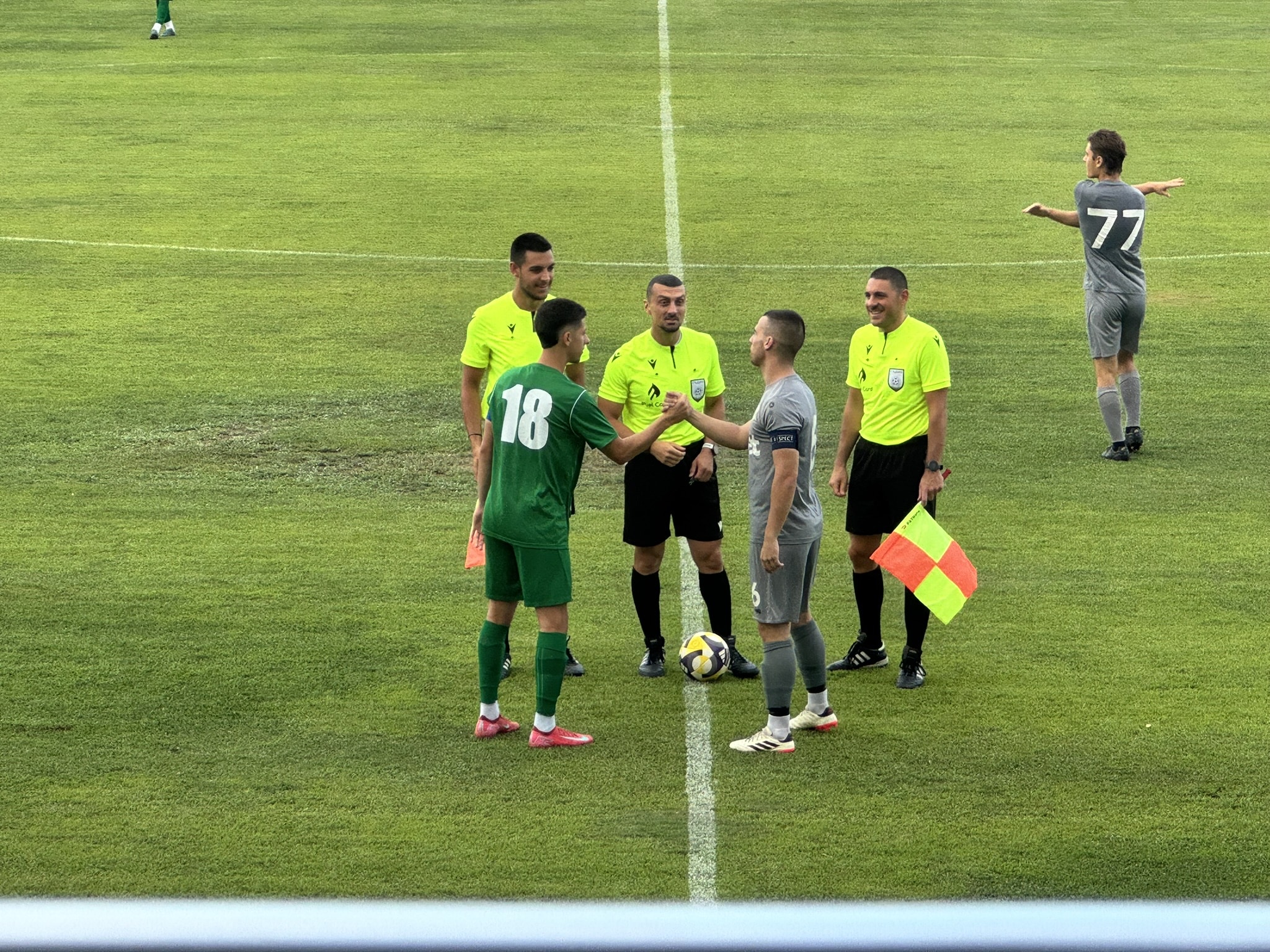 Загорец (Нова Загора) победи Секирово (Раковски) с 2:1 Загорец (Нова Загора) се наложи с 2:1 над Секирово (Раковски) в среща от деветия кръг на Югоизточната Трета лига. Новозагорският тим показа характер и стигна до трите точки след оспорван двубой. Гостите поведоха в резултата чрез Юсеин Касов, който даде аванс на Секирово през първата част. Домакините възстановиха равенството благодарение на Димитър Драганов, а при 1:1 двата отбора се оттеглиха на почивка. След подновяването на играта Загорец продължи да търси път към противниковата врата, а решаващият момент дойде при отсъдена дузпа в полза на новозагорци. Мариян Тонев застана зад топката и реализира наказателния удар, с което донесе победата на своя тим с 2:1.