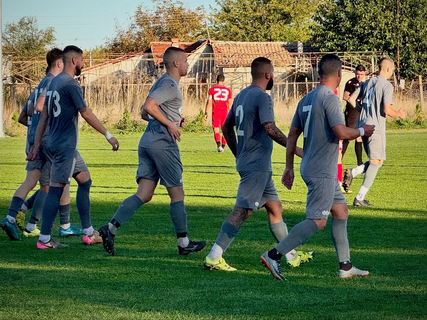 Загорец (Нова Загора) загуби с 0:4 от Марица (Милево) Загорец (Нова Загора) претърпя поражение с 0:4 от Марица (Милево) в среща от 10-ия кръг на Югоизточната Трета лига. Гостите бяха по-ефективни в ключовите моменти и успяха да реализират своите положения, докато домакините не успяха да се възползват от шансовете си. Двубоят започна обещаващо за домакините. Още в 5-ата минута Иван Петров бе близо до откриването на резултата, но ударът му по земя срещна десния страничен стълб и лиши отбора от ранно предимство. В 17-ата минута Марица поведе. След извеждащо подаване Константин Петров прати топката в мрежата за 0:1. След почивката гостите увеличиха аванса си: в 57-ата минута Цветелин Петров направи 0:2, четири минути по-късно Диян Чойнев оформи 0:3, а Ангел Здравчев фиксира крайното 0:4.