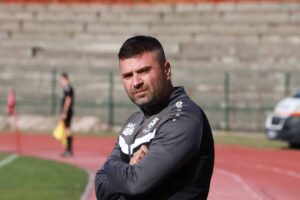 ОФК Хасково завърши 2:2 с Марица (Милево) — коментар на Живко Желев ОФК Хасково постигна реми 2:2 срещу Марица (Милево). След мача старши треньорът Живко Желев коментира представянето на отбора. „Марица има много добри футболисти, но сякаш няма кой да им завършва атаките. През първото полувреме ни изпуснаха, а накрая имахме положение, с което можеше и да победи. Двете най-чисти положения в мача са наши, но ги пропуснахме и при 0:0, и при 2:2. Но наистина днес беше тежко. Имахме много отсъстващи, в сряда имахме мач, съчетан с дълго пътуване“, каза Желев. Хасковлии продължават с добрите резултати през сезона, като имат само една загуба вкъщи. „Атакан Синан днес игра с контузия, стисна зъби. Момчетата се сбориха и трудът им се възнагради. Накрая даже имахме стопроцентова ситуация, при която техният вратар спаси удара на Влади Узунов. Трябва да сме радостни, че не загубихме. Дори на фона на всички контузии този резултат си е като победа за нас“, добави Живко Желев.