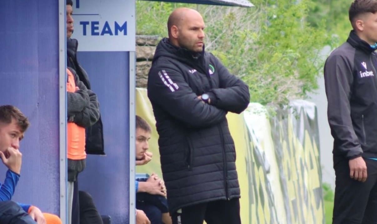 Черноморец (Балчик) победи Септември (Тервел) с 2:0 Черноморец (Балчик) записа победа с 2:0 срещу Септември (Тервел) в мач, който се игра вчера. Старши треньорът Ивайло Станчев коментира представянето на тима след срещата. „Хубава победа. От първата до последната минута създавахме голови положения. Още в началото на мача можехме да поведем“, каза Станчев. Първият гол падна в 22-ата минута и ще остане в паметта на феновете. „Иван Томов вкара страхотен гол от пряк свободен удар. Той умее да изпълнява тези удари, постоянно го насърчаваме да опитва и сме щастливи, че точно днес съдбата му се усмихна“, добави младият специалист. През втората част домакините оформят крайния резултат и демонстрират стабилна игра в отбрана. „През второто полувреме затворихме мача с втори гол. Доволен съм, тъй като бяхме солидни и в защита. Не позволихме нито един удар в очертанията на нашата врата, което говори достатъчно за концентрацията на всички играчи по време на двубоя“, каза още наставникът на шампионите. Балчиклии съхраниха две поредни сухи мрежи в рамките на 4 дни и имат общо 6 чисти мрежи в 10 мача от началото на сезона. „Това е още по-важно срещу отбор като Септември, който разполага с много опит и качество в състава си. Гостите опитаха всичко възможно, за да ни се противопоставят по най-добрия начин, и се получи хубав мач за зрителите“, добави Станчев. След интензивния период с 3 мача за 6 дни, отборът ще навлезе в по-нормален цикъл и следващият двубой е в събота, 31-ви октомври, когато Черноморец гостува на новака Девня от 14:00 часа. „Гледаме напред към гостуването на ФК Девня в следващия кръг“, завърши Ивайло Станчев. Снимка: Марияна Върбанова