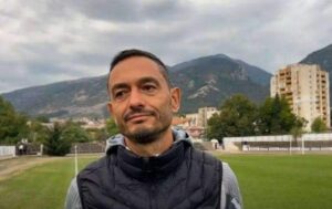 ОФК Несебър загуби с 1:2 при визитата си на Хебър в Пазарджик в последния кръг на Втора лига. Старши треньорът Мирослав Косев коментира представянето на отбора след мача. "Мачът в Пазарджик имаше две различни лица, но оставаме с горчивина, защото с оглед на положенията заслужавахме поне точка. С изключение на първите 20-30 минути, в които не влязохме добре в мача и стояхме по-прибрано, след това заиграхме на добро ниво. За съжаление, липса на концентрация и голът буквално в последните секунди на първото полувреме ни удариха психологически точно преди почивката", коментира Косев пред официалния сайт на ОФК Несебър. "Това със сигурност повлия и в началото на втората част допуснахме втори гол и пасив от 0:2. Радвам се обаче на реакцията на момчетата – бързо върнахме единия гол и до края натиснахме сериозно. Създадохме няколко много чисти положения, които за съжаление пропуснахме и не успяхме да реализираме", добави наставникът на "делфините". "Въпреки загубата, отборът показа характер и борбеност до последната секунда. Предстои ни анализ, за да изчистваме тези пропуски и да бъдем по-ефективни в завършващата фаза", завърши Косев.