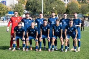 ФК Аксаково с пореден служебен успех и място в полуфиналите ФК Аксаково ще запише служебен успех в турнира за Купата на Аматьорската лига и ще се класира за полуфиналите в Североизточна България. Днес съперникът на тима в третия кръг на турнира Черноломец (Попово) обяви, че няма да се яви за насрочената за утре, 28-ми октомври, среща. Така двубой на стадион „Аксаково“ от 14 часа няма да има, а „сините“ ще правят компания на Бенковски (Исперих), Волов-Шумен 2007 и Черноморец (Балчик) в следващия етап от надпреварата. Следващият сблъсък на Аксаково е в събота, 31-ви октомври, от 14 часа, когато тимът гостува на Бенковски (Исперих).