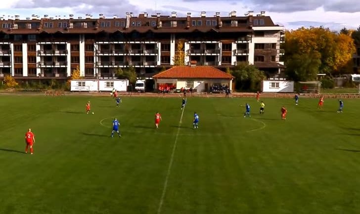 ФК Банско победи Сливнишки герой със 2:0 ФК Банско победи Сливнишки герой с 2:0 в среща от 14-ия кръг на Югозападната Трета лига. Това е пети пореден успех за "козлите", които вече имат 28 точки и заемат второто място във временното класиране, на пет точки зад лидера Миньор (Перник), който обаче е изиграл два мача повече. В 16-ата минута домакините откриха резултата. След изпълнение на ъглов удар защитник на гостите изчисти, но топката попадна на крака на играч на Банско, който без затруднение я прати във вратата за 1:0. В 49-ата минута Банско удвои преднината си. Гостите не успяха да изнесат топката от наказателното поле, защитник опита пас към съотборник, но подаването бе пресечено от Радослав Рашев, който оформи крайното 2:0. Следващият мач за банскалии е в събота, 31 октомври — гостуване на Костинброд от 14:00 часа.