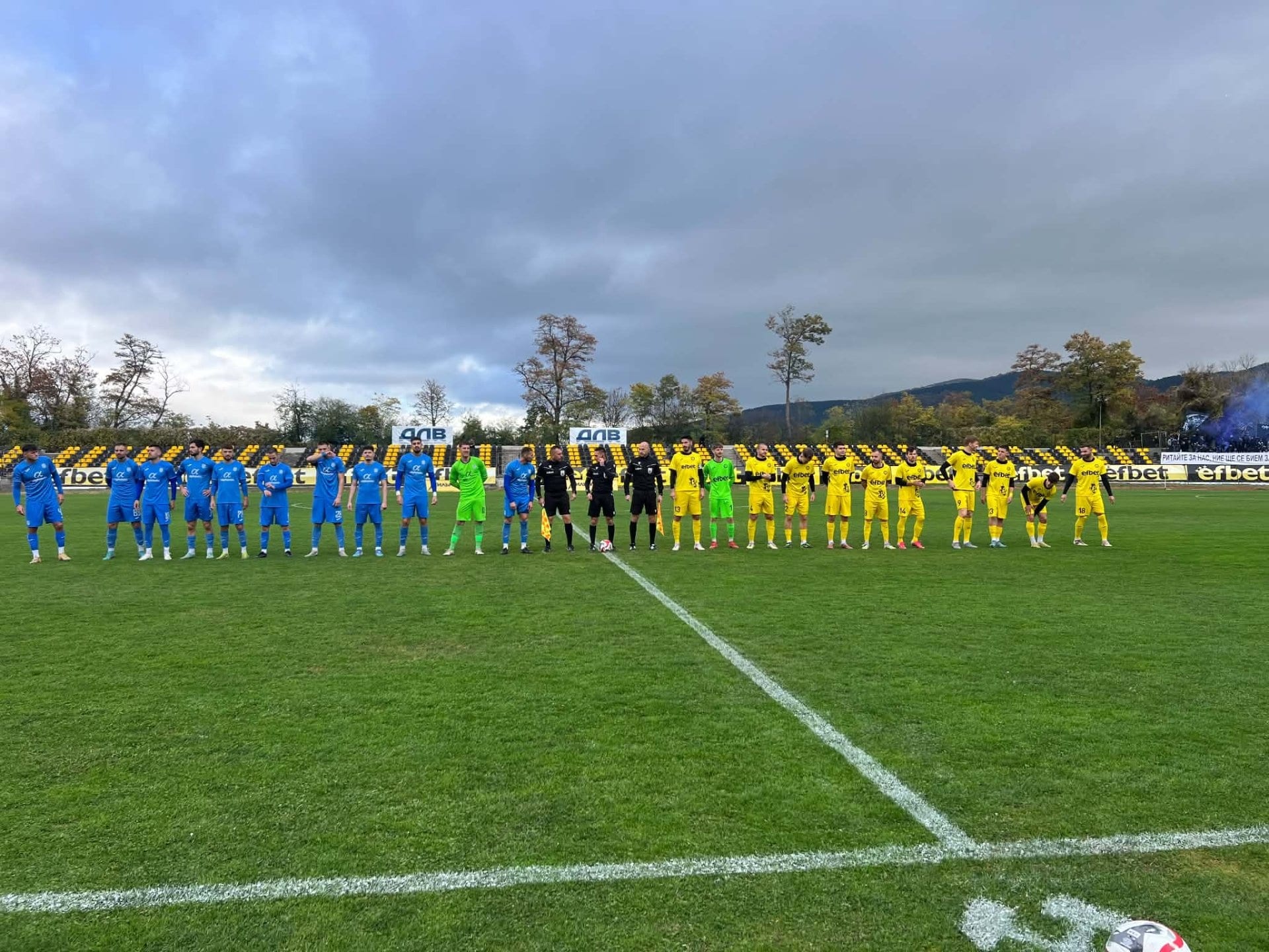 Миньор (Перник) победи ОФК Костинброд с 3:0 ОФК Костинброд загуби с 0:3 при гостуването си на Миньор (Перник) в междинния 14-ти кръг на шампионата. „Сините“ изостанаха още в 8-ата минута, когато Антонио Валериев се възползва от неуредена ситуация в отбраната. В 13-ата Даниел Гогов опита удар към вратата на домакините, но Росен Койчев успя да спаси. След още три минути Светослав Диков направи резултата 2:0, а гостите ответиха с удар с глава на Вилиян Спасов след корнер, който отново бе спънат от Койчев. В 20-ата минута Миньор стигна до трети гол чрез Румен Рангелов. В края на първата част костинбродци пропуснаха още една добра възможност да върнат интригата, но вратарят на Миньор отново бе на правилното място. През втората част чисти положения липсваха. В 90-ата минута Даниел Гогов имаше шанс за почетно попадение, но ударът му попадна право в ръцете на Росен Койчев. В събота, 31-ви октомври, Костинброд се завръща на своя стадион, където вече има две впечатляващи победи. Тимът посреща втория в класирането Банско от 14:00 часа.