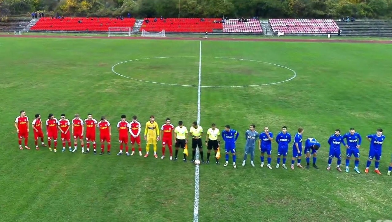 Ком (Берковица) взе точка срещу лидера Академик (Свищов) — 0:0 Ком (Берковица) продължава с добрата си серия, след като завърши наравно 0:0 срещу водача Академик (Свищов) в среща от 11-ия кръг на Северозападната Трета лига. Това бе шести пореден мач за тима под ръководството на старши треньора Венци Иванов без загуба. Домакините отново показаха добър футбол и създадоха няколко възможности, които не успяха да превърнат в гол. Гостите от Свищов пък уцелиха две греди — първо при удар на Благой Ленков през първото полувреме, а втората греда бе в добавеното време на двубоя. В следващия кръг Ком няма да играе, тъй като трябваше да срещне вече извадения от групата Ювентус (Малчика). Така за берковчани остава един мач до края на есенния дял на сезона — на 14 ноември те приемат Партизан (Червен бряг).