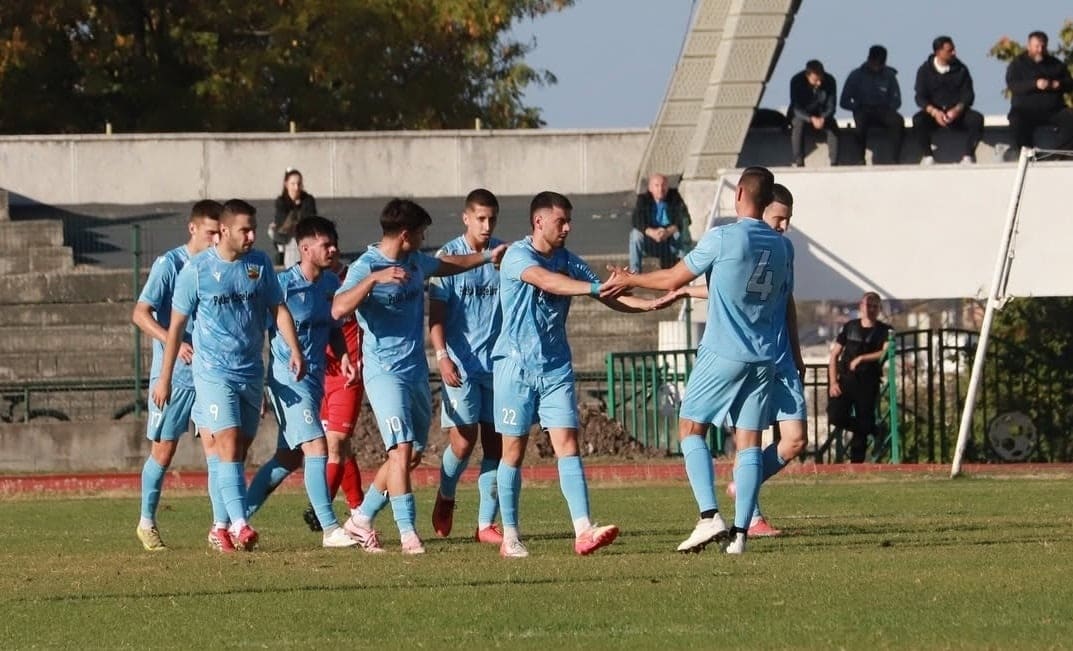 Марица (Милево) победи Розова долина (Казанлък) с 2:0 Марица (Милево) се наложи с 2:0 над Розова долина (Казанлък) в среща от 13-ия кръг на Югоизточната Трета лига. Домакините запазват временното второ място в класирането, а това беше техният шести пореден мач без поражение. На полувремето резултатът беше 0:0, но през втората част Марица реализира две голове. Христо Димитров откри в 61-ата минута за 1:0, а в 82-ата Цветелин Петров оформи крайното 2:0 след точно изпълнена дузпа.