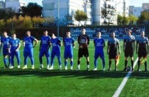 Янтра (Полски Тръмбеш) загуби с 2:3 от Левски в мач, белязан от съдийски грешки Янтра (Полски Тръмбеш) отстъпи с 2:3 при гостуването си на Левски в град Левски в среща от 11-ия кръг на Североизточната Трета лига. Двубоят бе белязан от множество съдийски спорни ситуации и на моменти изглеждаше, че няма да завърши. Домакините откриха резултата след спорна дузпа, определена като несъществуваща, а пет минути по-късно главният рефер от Плевен Владимир Кирилов изгони Явор Генчев с втори жълт картон. Любомир Генчев успя да изравни за 1:1, с който резултат приключи първото полувреме. В 68-ата минута Габриел Ганчев върна аванса на Левски за 2:1. Любомир Генчев отново изравни за 2:2, но в края на срещата решаващата роля отново бе на съдиите. В 93-ата минута главният арбитър не отсъди чиста дузпа за Янтра (Полски Тръмбеш) за нарушение срещу Любомир Генчев, а в следващата атака съдебната бригада позволи продължаване след очевидна 3-метрова засада, от която Левски реализира за крайното 3:2.