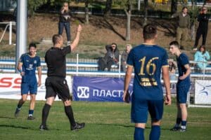 ФК Аксаково загуби с 1:4 при визитата си на Бенковски (Исперих) ФК Аксаково допусна поражение с 1:4 в гостуването си на Бенковски (Исперих) от 12-ия кръг на Североизточната Трета лига. Още в 4-ата минута Хюсеин Кельовлюев подаде към Радослав Великов и домакините поведоха в резултата. В началото на втората част Марин Петков покачи на 2:0. Седем минути преди края след добра атака на „сините“ Александър Попов върна интригата с гол за 1:2, но скоро след това Дилян Ганев отново увеличи преднината на „зелено-белите“ на два гола. В 89-ата минута Хюсеин Кельовлюев оформи крайното 4:1. В следващия кръг Аксаково ще бъде домакин на Септември (Тервел) в събота, 7 ноември, от 14:00 часа.