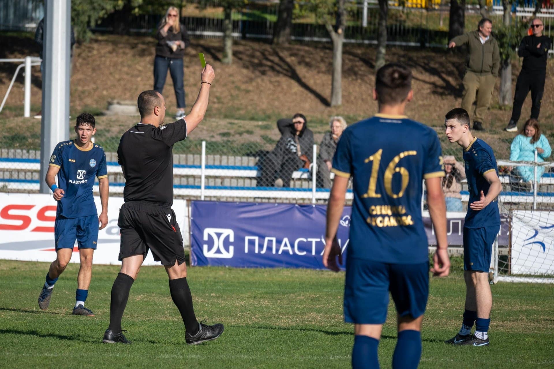 ФК Аксаково загуби с 1:4 при визитата си на Бенковски (Исперих) ФК Аксаково допусна поражение с 1:4 в гостуването си на Бенковски (Исперих) от 12-ия кръг на Североизточната Трета лига. Още в 4-ата минута Хюсеин Кельовлюев подаде към Радослав Великов и домакините поведоха в резултата. В началото на втората част Марин Петков покачи на 2:0. Седем минути преди края след добра атака на „сините“ Александър Попов върна интригата с гол за 1:2, но скоро след това Дилян Ганев отново увеличи преднината на „зелено-белите“ на два гола. В 89-ата минута Хюсеин Кельовлюев оформи крайното 4:1. В следващия кръг Аксаково ще бъде домакин на Септември (Тервел) в събота, 7 ноември, от 14:00 часа.