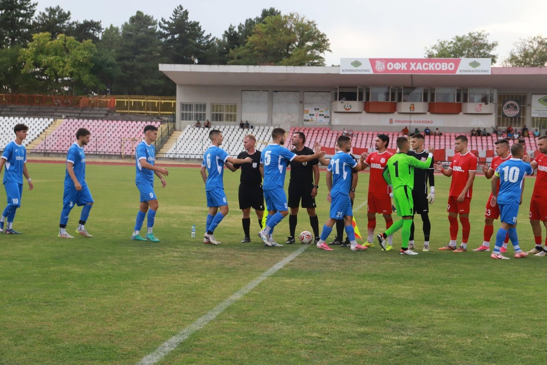 Левски (Карлово) отстъпи с 0:3 при визитата си на Атлетик (Куклен) Левски (Карлово) записа домакинска загуба с 0:3 в 13-ия кръг на Югоизточната Трета лига, падайки при гостуването си на Атлетик (Куклен). Карловци се държаха равностойно до 39-ата минута, когато домакините — водени от бившия наставник на Левски в Карлово, Господин Мичев — получиха дузпа, реализирана от Илия Симеонов. През втората част гостите търсеха поне точка, но Ангел Костов вкара втори гол, с който бе оформен крайният резултат. Позитив за Левски е, че преките им конкуренти Секирово и Локомотив II (Пловдив) също не успяха да вземат точки в своите срещи. В следващия, 14-и кръг, Левски (Карлово) приема Нефтохимик (Бургас) на 7 ноември (събота) от 14:30 часа.