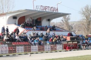 Партизан (Червен бряг) загуби с 0:6 при гостуването на ФК Севлиево Партизан (Червен бряг) падна с 0:6 при визитата си на ФК Севлиево в 11-ия кръг на Северозападната Трета лига. Това бе трето поредно поражение за тима в първенството. В състава липсваха голяма част от ключовите футболисти. Освен наказаните Кристиян Григоров и Цветан Петров, както и Жюлиен Бенков и Лъчезар Петков, не бяха налични още двама играчи, сред които и титулярният вратар Мартин Цветанов. „Резултатът е огромен, но с оглед реалното състояние на отбора за момента, не успяхме да се противопоставим на Севлиево. Те си доминираха през целия мач, бяха си по-добрия отбор, много по-агресивни и с много по-голяма динамика“, сподели наставникът на тима Николай Боянов. Това бе най-тежкото поражение на отбора през настоящия сезон. „Преминаваме през тежък период и, за съжаление, не съм оптимист и за следващите два мача“, добави Боянов. В следващия кръг Партизан ще приеме Бдин (Видин) в събота, 7 ноември, от 14:30 часа. Това е предпоследният двубой за „партизаните“ през есента и последното им домакинство за полусезона.